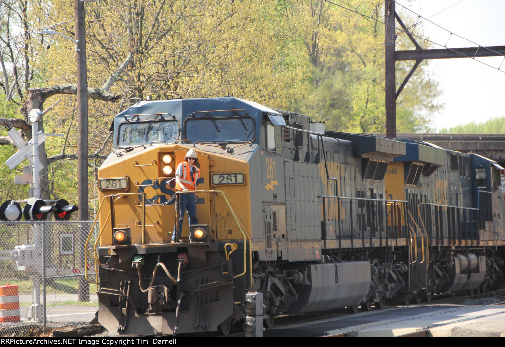 CSX 261 leading M404